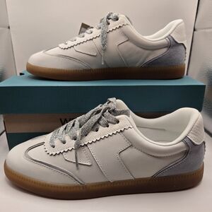 NIB TOMS Collins lace-up sneaker in Pastel Blue Suede and leather. Women's 9